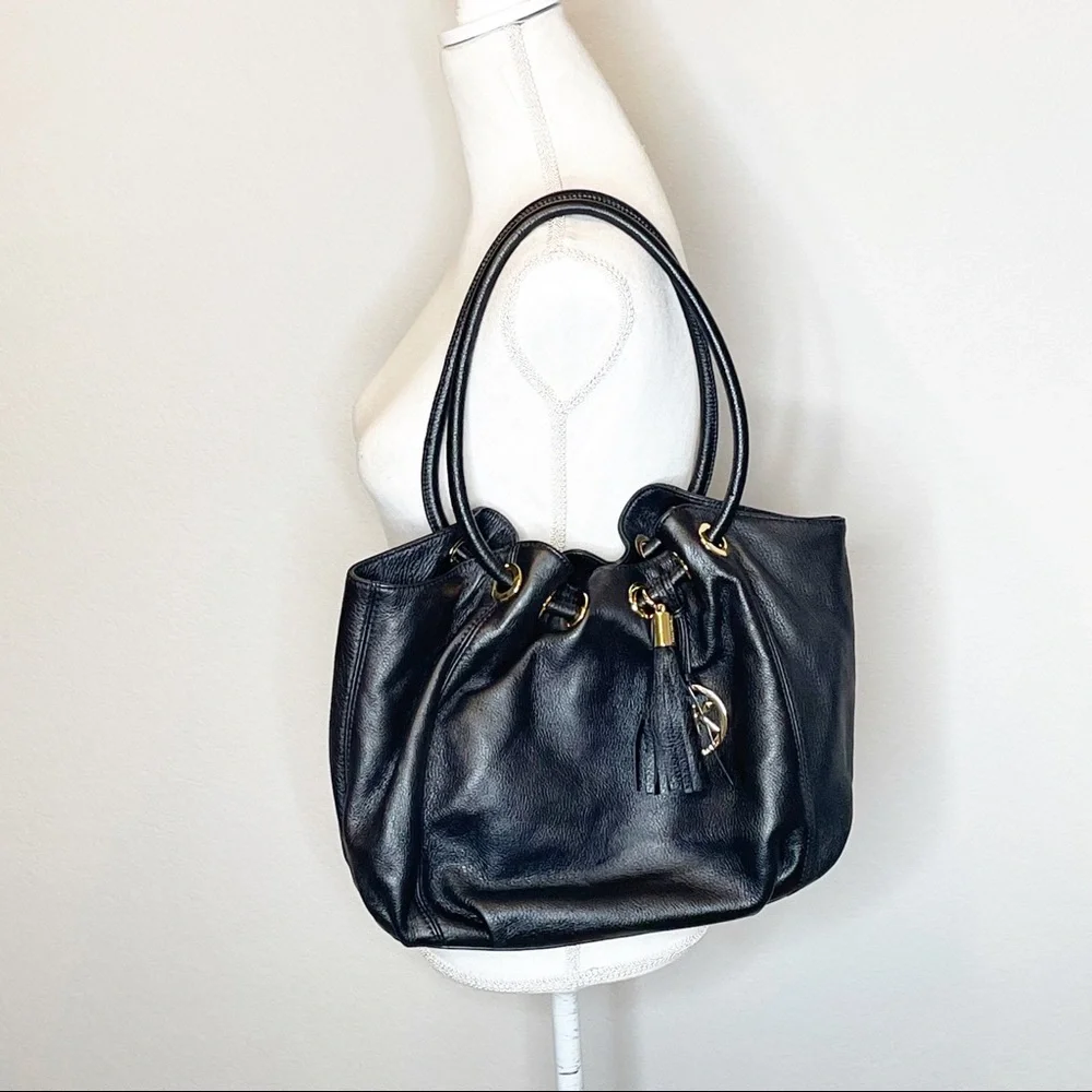 Michael Kors Black Leather Hobo W/tassel & Logo.